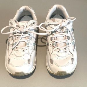 Vionic Women’s walker tennis shoes wide fit